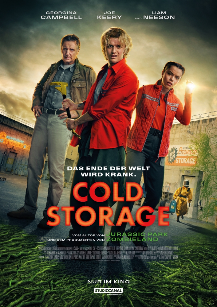 Joe Keery, Georgina Campbell und Liam Neeson in verteidigender Pose auf grünem Untergrund mit einem industrial Setting - Cold Storage