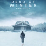 Ein Mann läuft im Schnee auf ein verlassenes Haus zu und hinterlässt blutige Fußspuren - Dead of Winter
