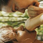 Zwei Menschen schauen in einer Nahaufnahme zueinander - Little Trouble Girls