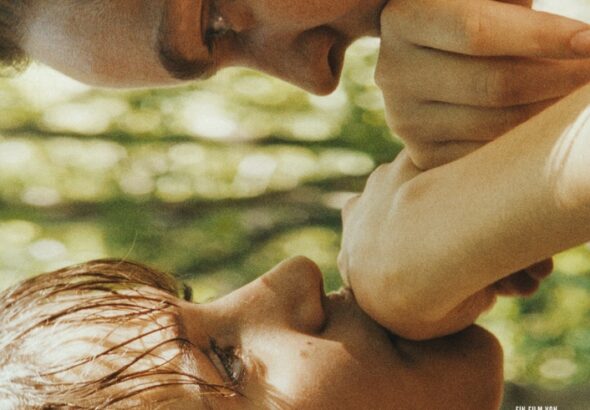 Zwei Menschen schauen in einer Nahaufnahme zueinander - Little Trouble Girls