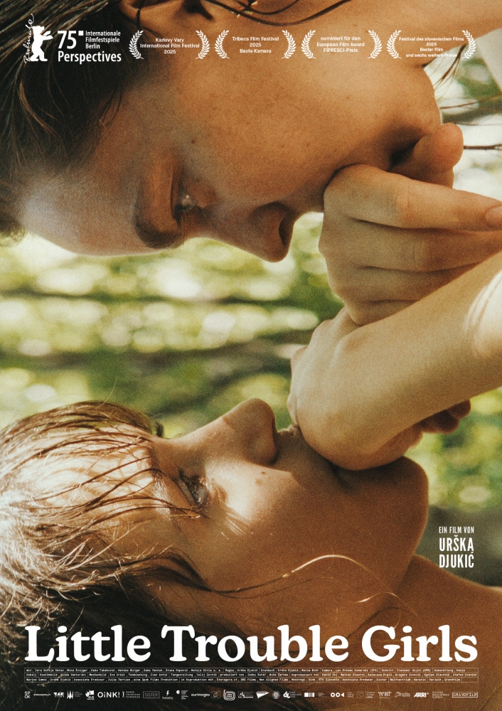 Zwei Menschen schauen in einer Nahaufnahme zueinander - Little Trouble Girls