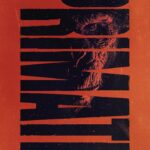 Ein Affenkopf, der den Zuschauer direkt ansieht inmitten des Schriftzugs "PRIMATE"