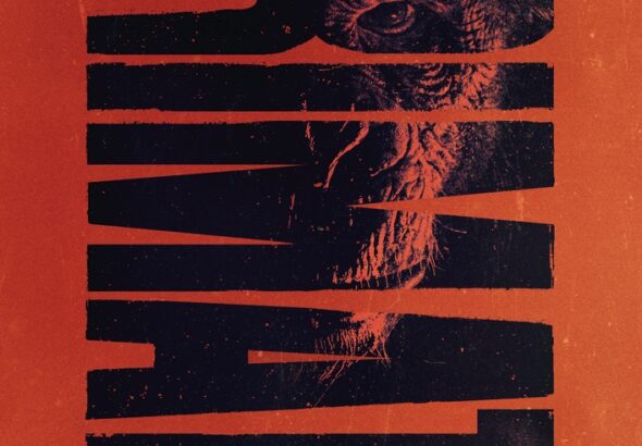 Ein Affenkopf, der den Zuschauer direkt ansieht inmitten des Schriftzugs "PRIMATE"