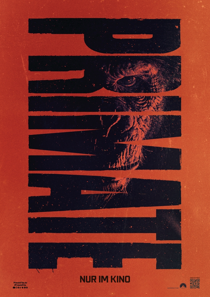 Ein Affenkopf, der den Zuschauer direkt ansieht inmitten des Schriftzugs "PRIMATE"