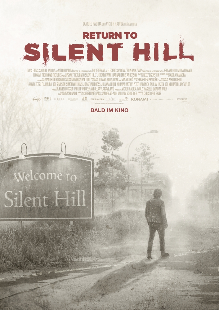 Return to Silent Hill Schriftzug oben, darunter ein nebliges Bild mit einer Person, die neben einem amerikanischen "Welcome to Silent Hill" Ortsschild steht