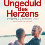 Ein shirtloser junger Mann trägt ein junges Mädchen - Ungeduld des Herzens