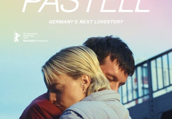 Jannis Niewöhner und Sylvaine Faligant umarmen sich unter einer Brücke - Allegro Pastell