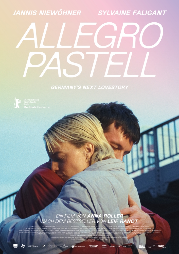 Jannis Niewöhner und Sylvaine Faligant umarmen sich unter einer Brücke - Allegro Pastell