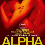 Der Arm eines Mädchens mit einem "A" tätowiert, das eine andere Person umarmt - Alpha