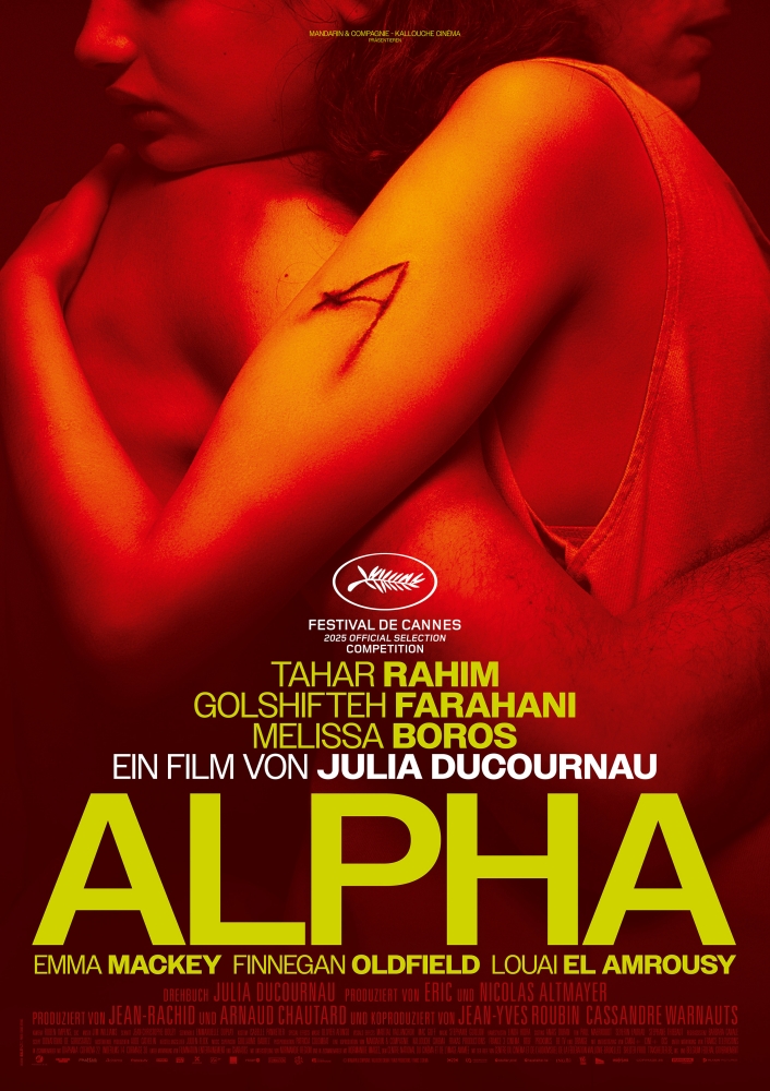 Der Arm eines Mädchens mit einem "A" tätowiert, das eine andere Person umarmt - Alpha