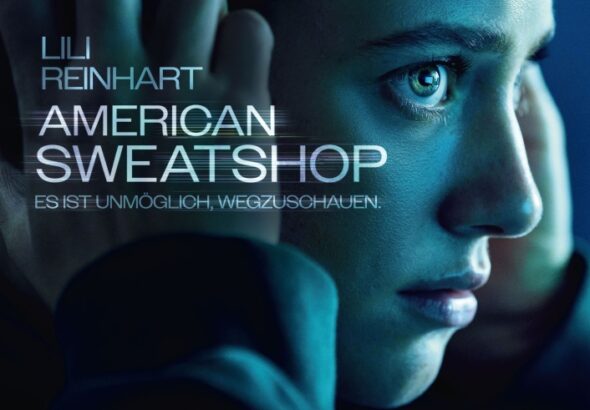 Eine Frau, die sich Kopfhörer aufsetzt - American Sweatshop