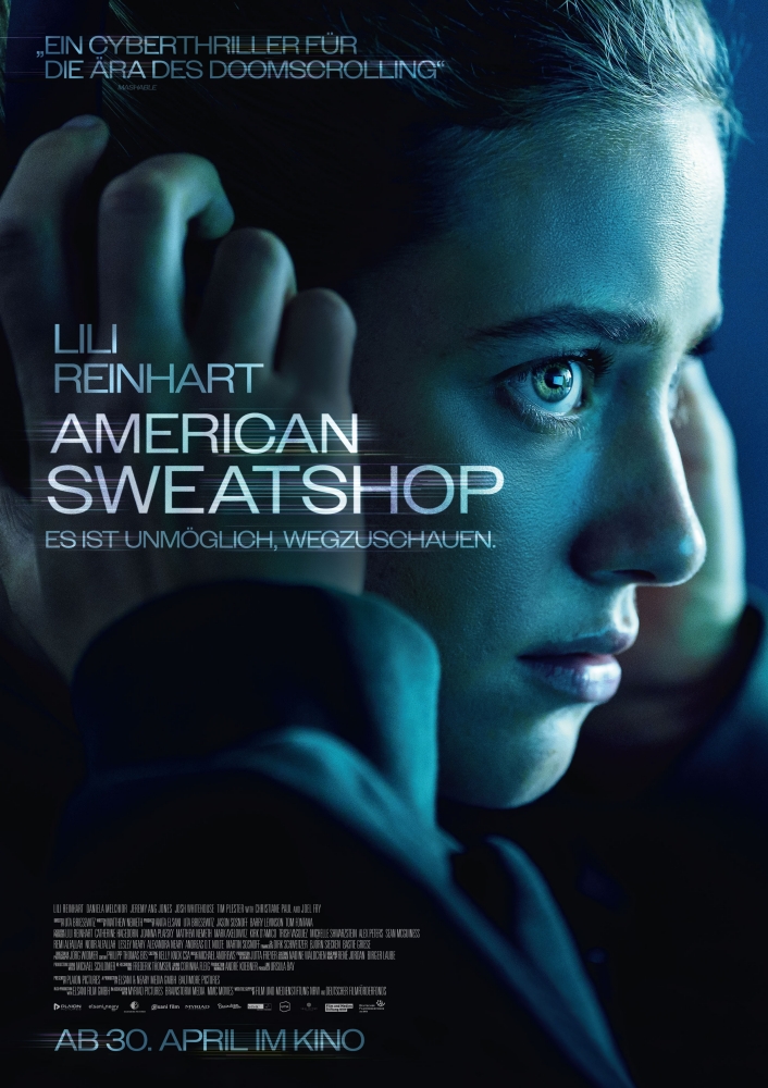Eine Frau, die sich Kopfhörer aufsetzt - American Sweatshop