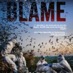 Eine Gruppe Wissenschaftler in der Natur von einem Schwarm Fledermäuse umgeben - Blame