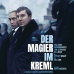 Paul Dano und Jude Law nebeneinander in einer Menschenmenge, die alle in die selbe Richtung schauen - Der Magier im Kreml - Filmplakat