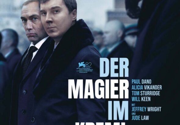 Paul Dano und Jude Law nebeneinander in einer Menschenmenge, die alle in die selbe Richtung schauen - Der Magier im Kreml - Filmplakat