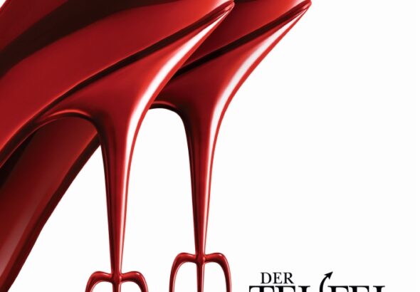 Zwei rote High Heels mit Dreizack-Absätzen - Der Teufel trägt Prada 2