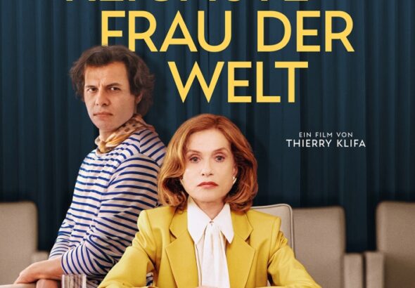 Isabelle Huppert und Laurent Lafitte an einem Tisch mit stoischem Blick zum Zuschauer - Die reichste Frau der Welt