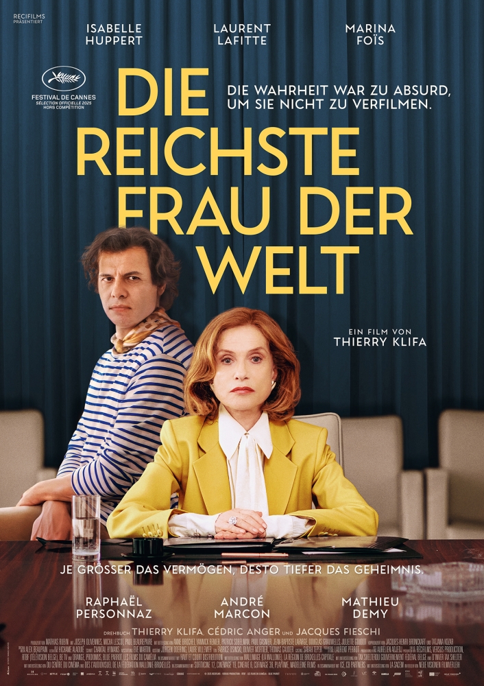 Isabelle Huppert und Laurent Lafitte an einem Tisch mit stoischem Blick zum Zuschauer - Die reichste Frau der Welt