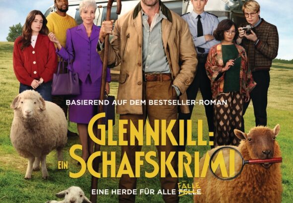 Ein Team von Menschen inmitten von unterschiedlichen Schafen auf einer Weide - Glennkill: Ein Schafskrimi
