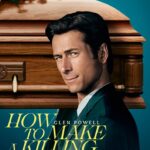 Glen Powell trägt einen braunen Sarg vor einem türkisen Hintergrund und schaut schelmisch in die Kamera - How to Make a Killing - Todsicheres Erbe