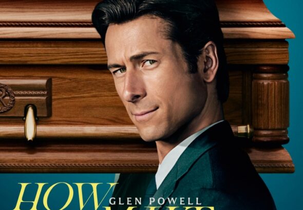 Glen Powell trägt einen braunen Sarg vor einem türkisen Hintergrund und schaut schelmisch in die Kamera - How to Make a Killing - Todsicheres Erbe