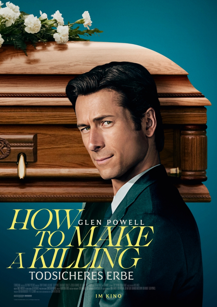 Glen Powell trägt einen braunen Sarg vor einem türkisen Hintergrund und schaut schelmisch in die Kamera - How to Make a Killing - Todsicheres Erbe