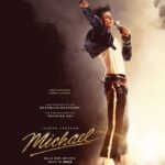 Michael Jackson in Siegerpose auf einer Bühne - Michael