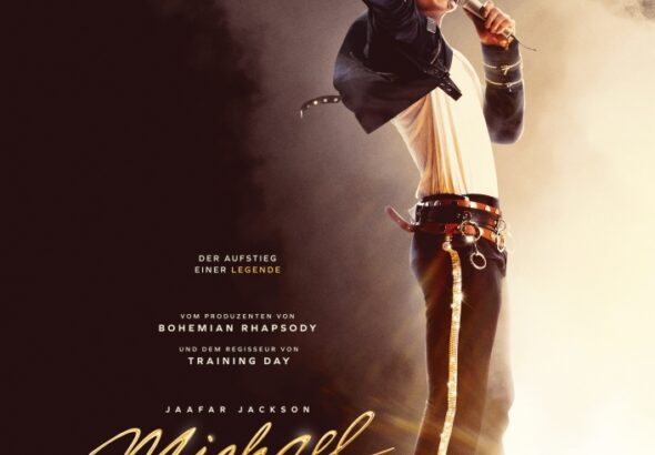 Michael Jackson in Siegerpose auf einer Bühne - Michael