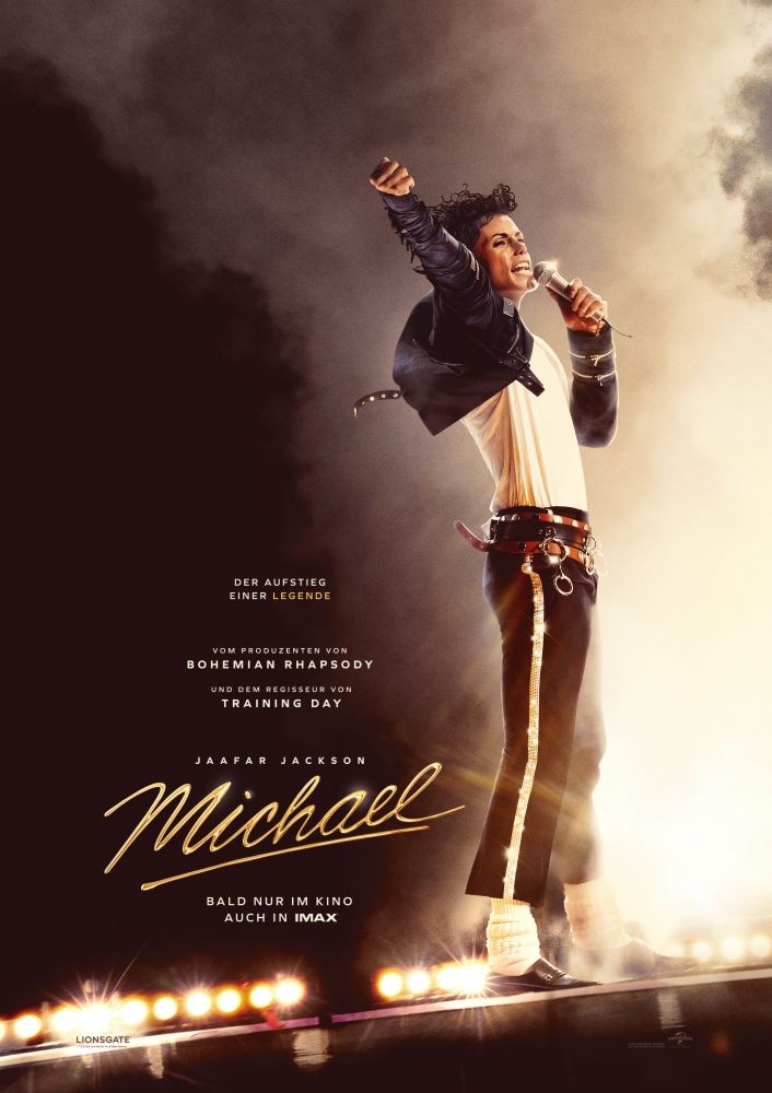 Michael Jackson in Siegerpose auf einer Bühne - Michael