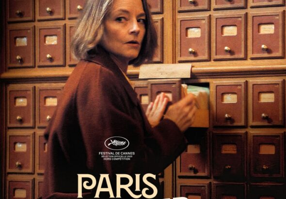 Jodie Foster vor einem Schrank mit offener Schublade - Paris Murder Mystery