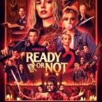 Eine Gruppe von Menschen in einem historischen Haus mit düsterem Ambiente in Rot - Ready or Not 2