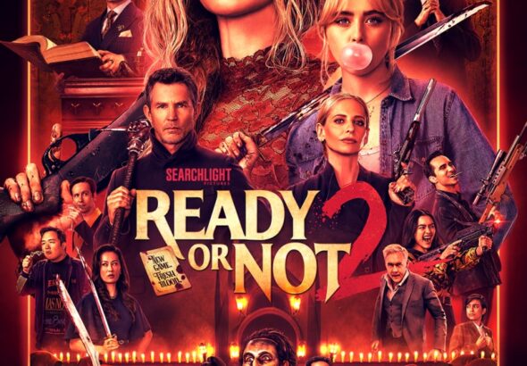 Eine Gruppe von Menschen in einem historischen Haus mit düsterem Ambiente in Rot - Ready or Not 2