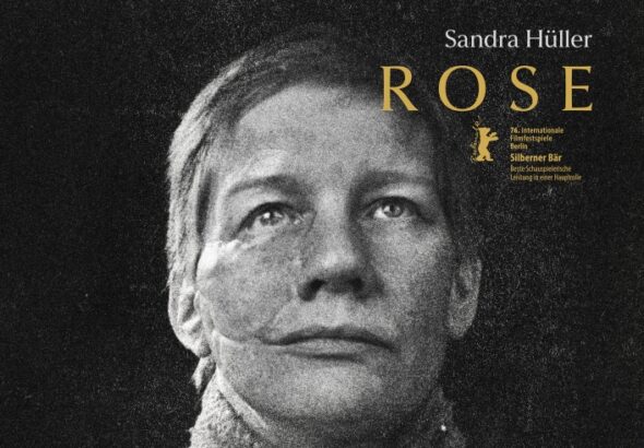 Sandra Hüller mit entstelltem Gesicht auf einem Schwarz-Weißen Plakat - Rose