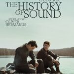 Paul Mescal und Josh O'Connor sitzen gemeinsam auf einem Stein vor einem See - The History of Sound