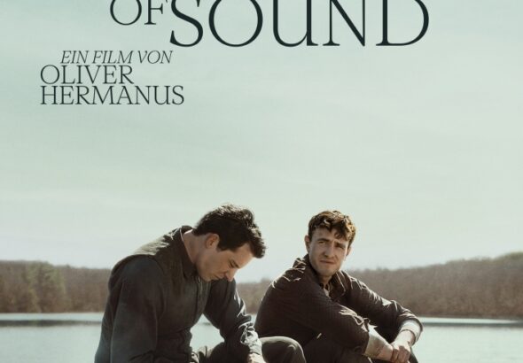 Paul Mescal und Josh O'Connor sitzen gemeinsam auf einem Stein vor einem See - The History of Sound