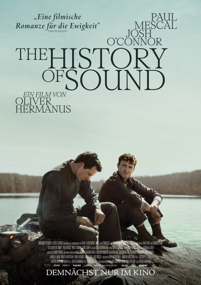 Paul Mescal und Josh O'Connor sitzen gemeinsam auf einem Stein vor einem See - The History of Sound