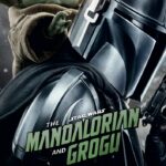 Der Mandalorian mit Helm und Grogu auf der SChulter - Mandalorian and Grogu