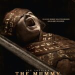 Ein schreiendes Kind als Mumie verkleidet in einem Sarkophag - The Mummy