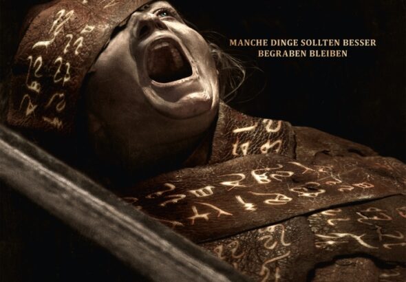 Ein schreiendes Kind als Mumie verkleidet in einem Sarkophag - The Mummy