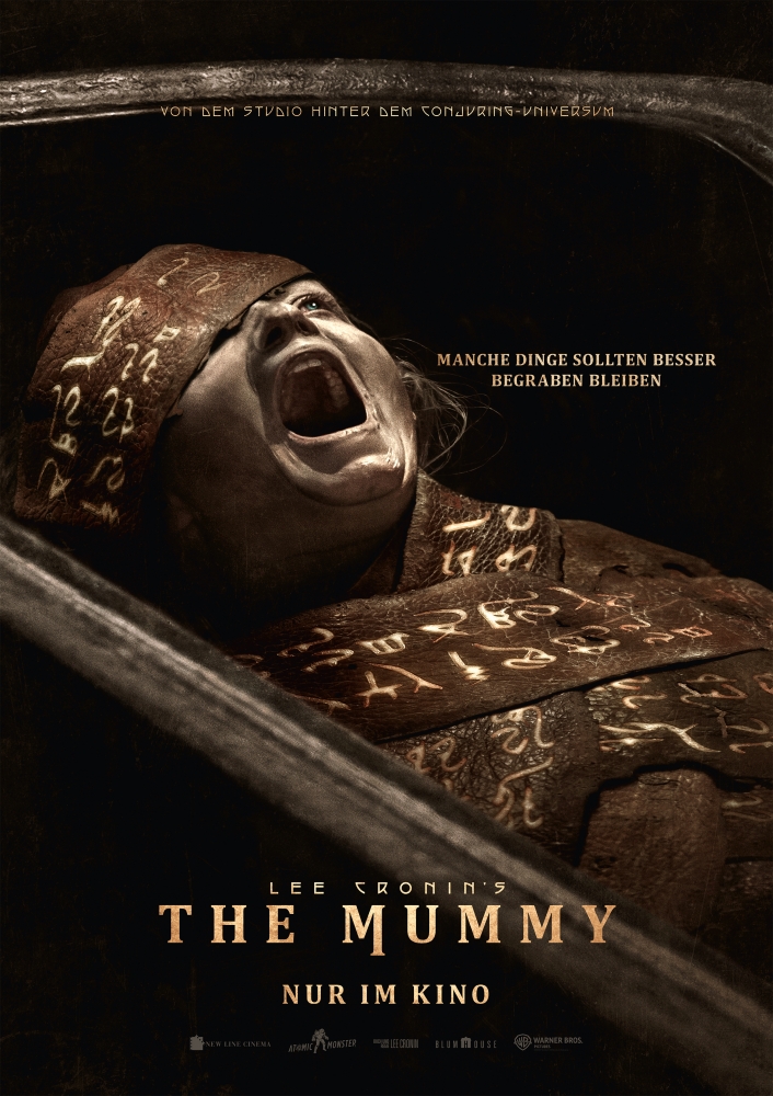 Ein schreiendes Kind als Mumie verkleidet in einem Sarkophag - The Mummy