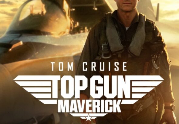 Tom Cruise vor einem Fighter im Abendsonnenlicht - Top Gun Maverick