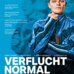 Robert Aramayo als John Davidson im blauen Sportdress - Verflucht Normal