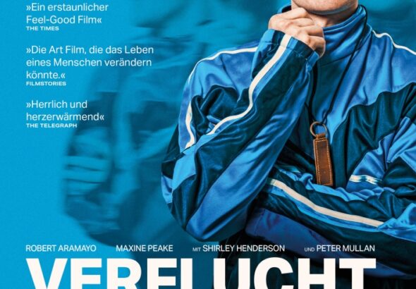 Robert Aramayo als John Davidson im blauen Sportdress - Verflucht Normal