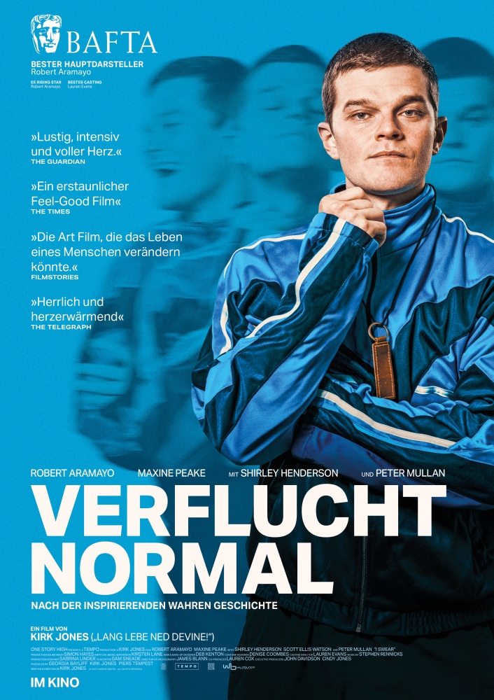 Robert Aramayo als John Davidson im blauen Sportdress - Verflucht Normal