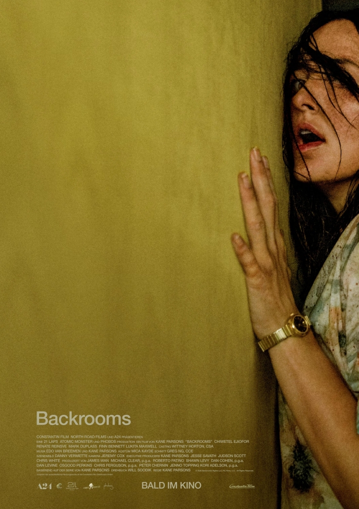 Eine Frau lauscht mit dem Kopf an die Wand gepresst und hat den Mund dabei geöffnet. Ihre Haare sind übers Gesicht verstreut. - Backrooms