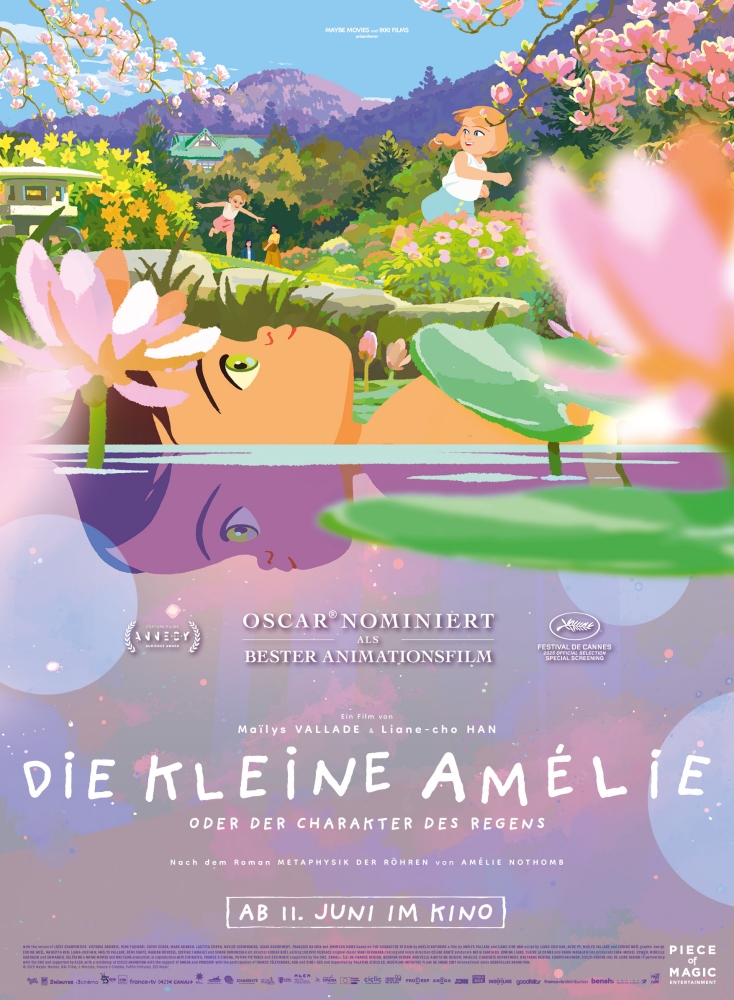 Ein gezeichnetes Mädchen liegt an der Wasseroberfläche. Im Hintergrund Blumenwiesen und Berge - Die kleine Amélie oder der Charakter des Regens
