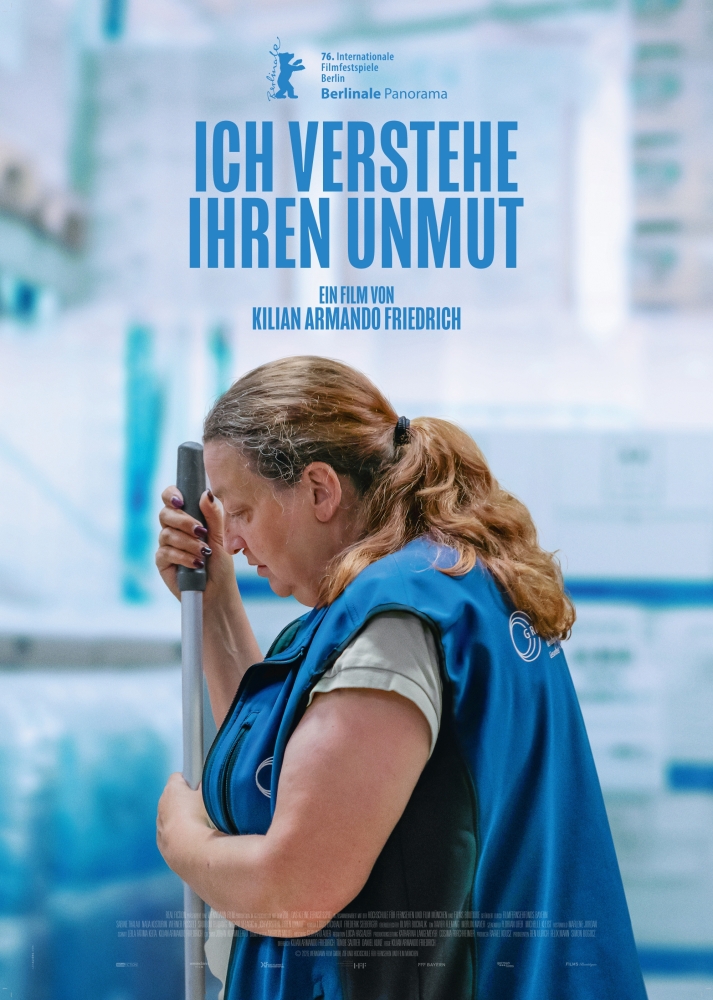 Eine Reinigungskraft mit einem Wischmob-Stiel in der Hand und einem Overall - Ich verstehe ihren Unmut