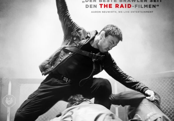 Ein Mann über zwei anderen Männern mit einem Hammer in der Hand zum Schlag aushaltend... The Furious