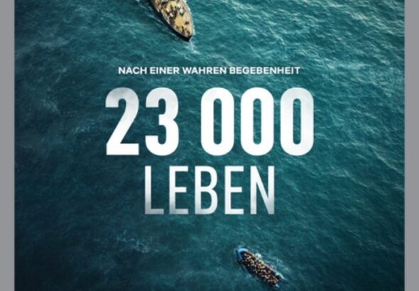 Eine Aufnahme aus der Vogelperspektive von der Juventa, die einem Flüchtlings-Schlauchboot entgegen schwimmt - 23 000 Leben