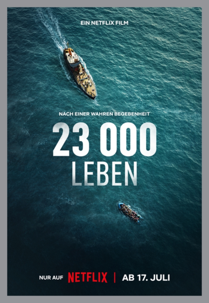 Eine Aufnahme aus der Vogelperspektive von der Juventa, die einem Flüchtlings-Schlauchboot entgegen schwimmt - 23 000 Leben